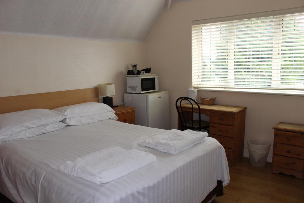 Debden Guest House Hillingdon Exterior photo