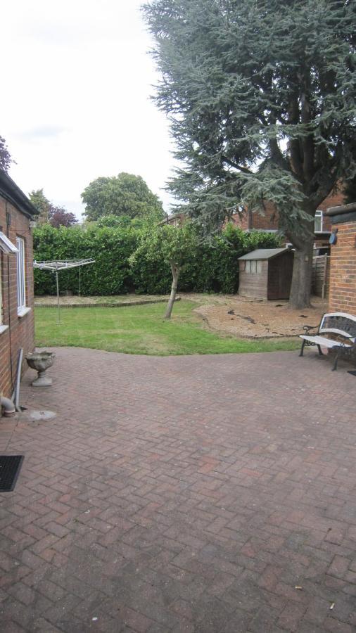 Debden Guest House Hillingdon Exterior photo